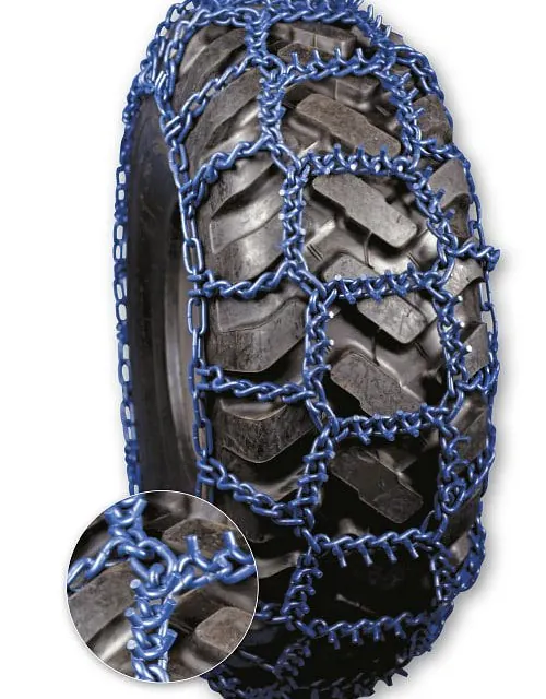 Blå kjetting montert på et stort dekk for anleggsmaskiner.