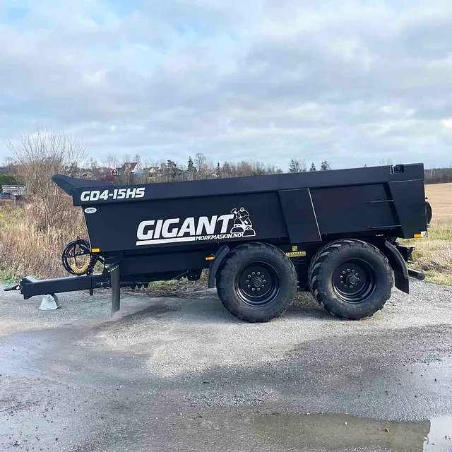 Svart Gigant dumperhenger modell GD4-15HS på en grusplass.