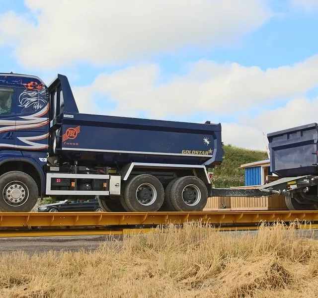 Lastebil med tilhenger står på en bilvekt av stål