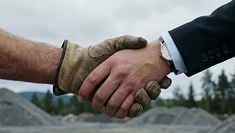 Håndtrykk mellom to menn