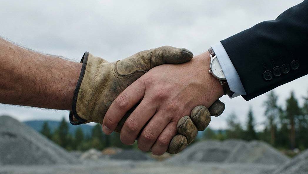 Håndtrykk mellom to menn